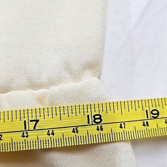 Vtg 80's cream color knit, longsleeve dress. Keyhole neck, pleat front, belted - Picture 11 of 13